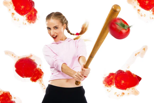 Frau schlägt Tomaten mit Baseballschläger ab — Stockfoto