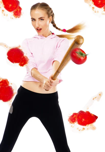 Lady beating off tomatoes with a baseball bat — Stock Photo, Image