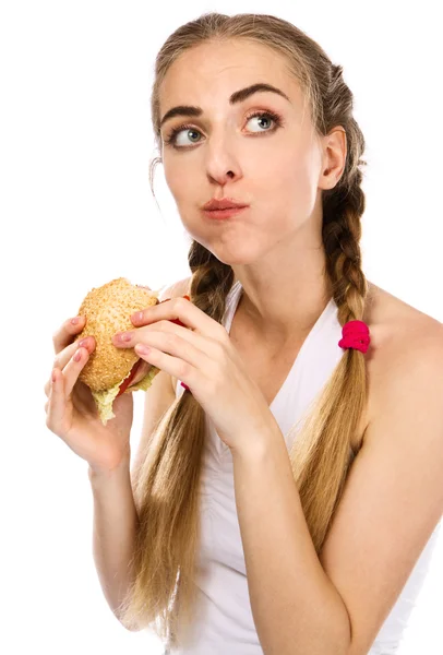 Mladá žena držící hamburger a jablko — Stock fotografie