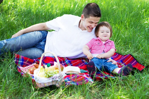 Junge dreiköpfige Familie beim Picknick — Stockfoto