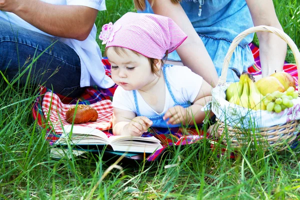 Молода сім'я з трьох на пікнік — стокове фото