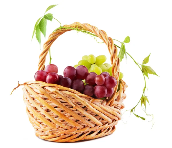 Плетеная корзина с виноградом — стоковое фото