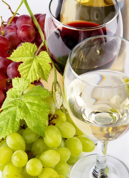 Red and white wine, with bunches of grapes — Stock Photo, Image
