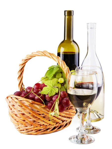 Garrafas de vinho tinto e branco com uvas — Fotografia de Stock