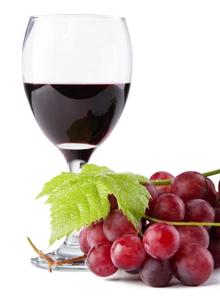 Бокал красного вина, с виноградом на переднем плане — стоковое фото