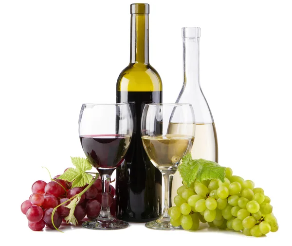 Красное и белое вино, с гроздьями винограда — стоковое фото