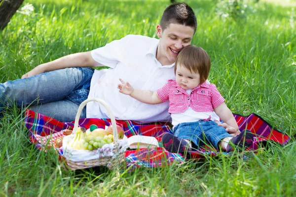 Junge Familie beim Picknick — Stockfoto