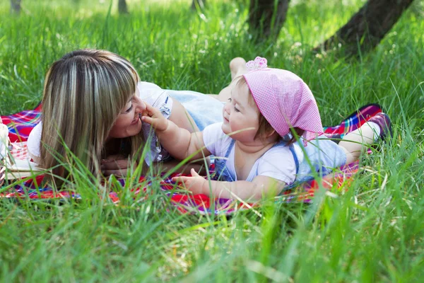 Mãe com filha ao ar livre — Fotografia de Stock