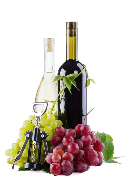 Vin rouge et blanc, avec grappes de raisins — Photo