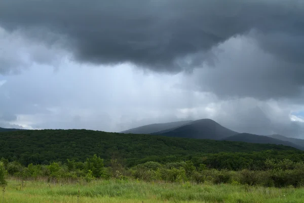 Дождь над горами — стоковое фото