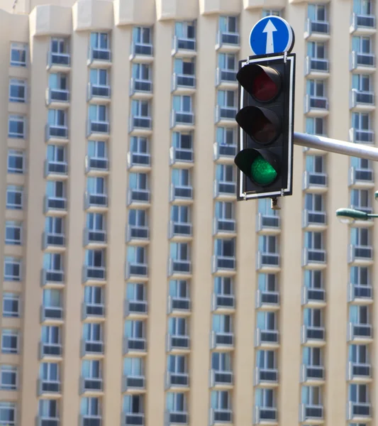 Közúti lámpák felhőkarcoló a háttérben — Stock Fotó