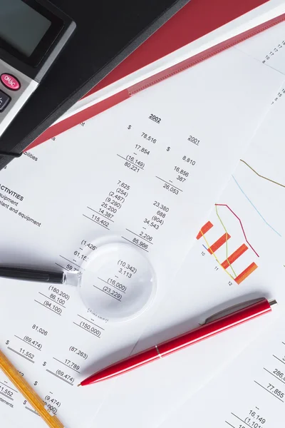 Meja kerja dilapisi dengan dokumen keuangan — Stok Foto