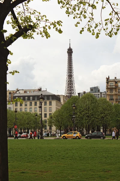 Pohled na Eiffelovu věž a na ulici — Stock fotografie
