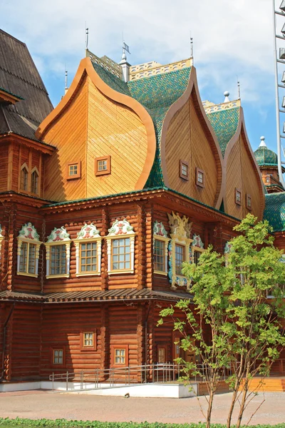 Famoso palácio de madeira tradicional russo em Moscou — Fotografia de Stock