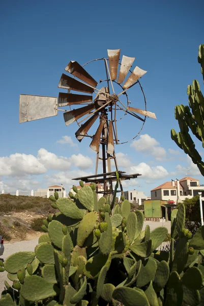 Ветряная мельница с голубым небом — стоковое фото