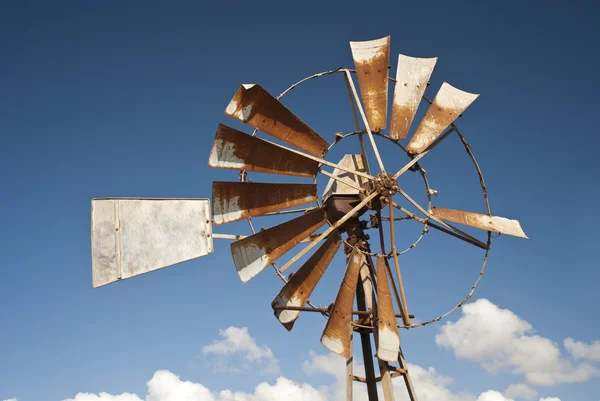 Moinho de vento com céu azul por cima — Fotografia de Stock