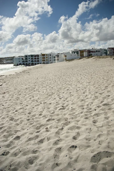 Beach with resort and clouds in background — Stock Photo, Image