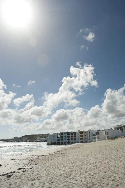 Beach with resort and clouds in background — Stock Photo, Image