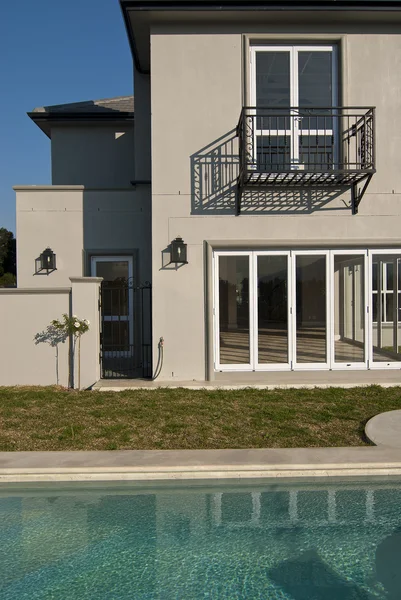 Casa exterior e piscina Imagens Royalty-Free