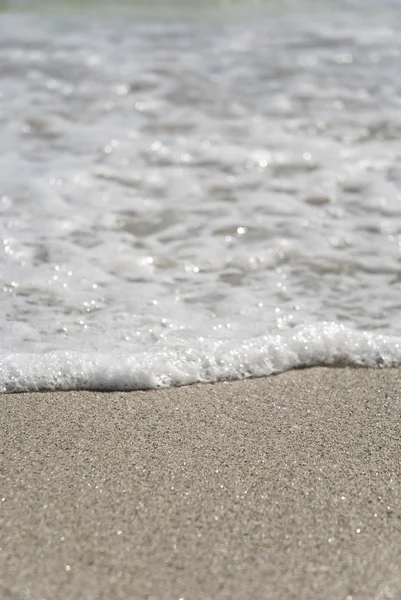 Волна движется по песку Стоковая Картинка