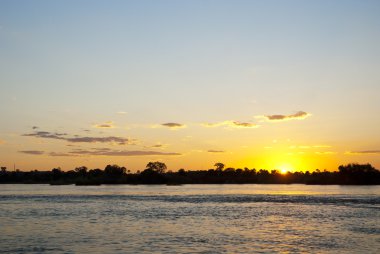 gün batımında Zambezi Nehri