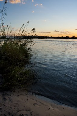 gün batımında Zambezi Nehri