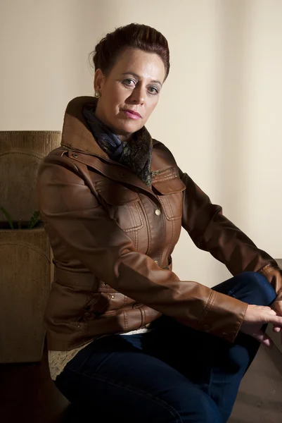Snygg äldre kvinna i brunt läder jacka — Stockfoto