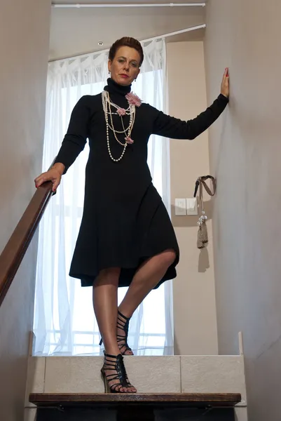 Mujer mayor con estilo en vestido de noche negro — Foto de Stock
