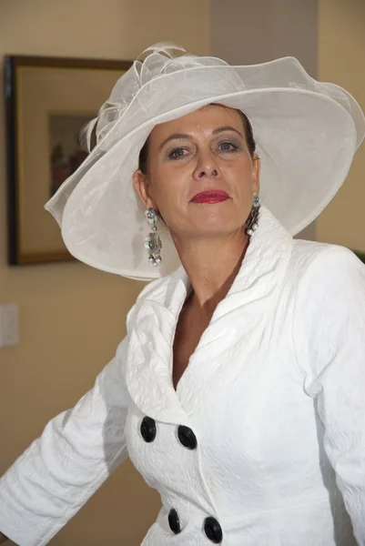 Beyaz elbiseli şık yaşlı kadın — Stok fotoğraf