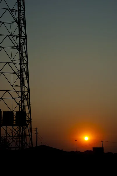 Zonsondergang in stad silhouetten — Stockfoto