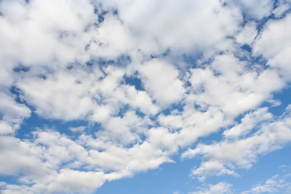 Σύννεφα με γαλάζιο ουρανό — Φωτογραφία Αρχείου