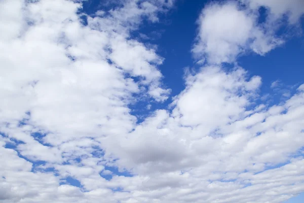 Nuvole con cielo blu — Foto Stock