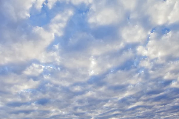 有蓝色天空的云 — 图库照片