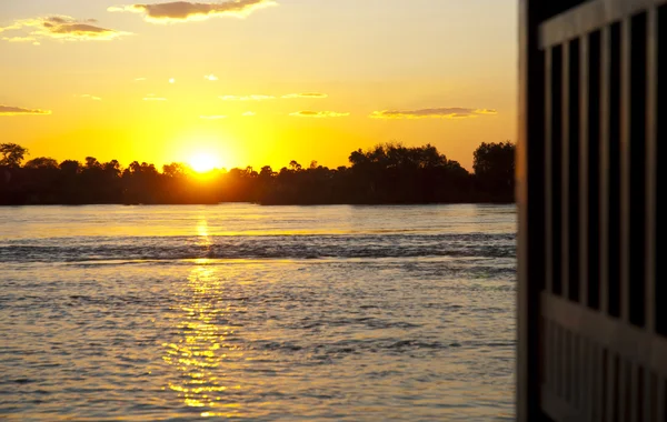 Zambezifloden i solnedgången Stockfoto