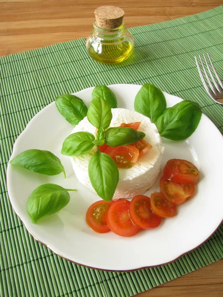 Goat cream cheese with tomatoes and basil — Stock Photo, Image
