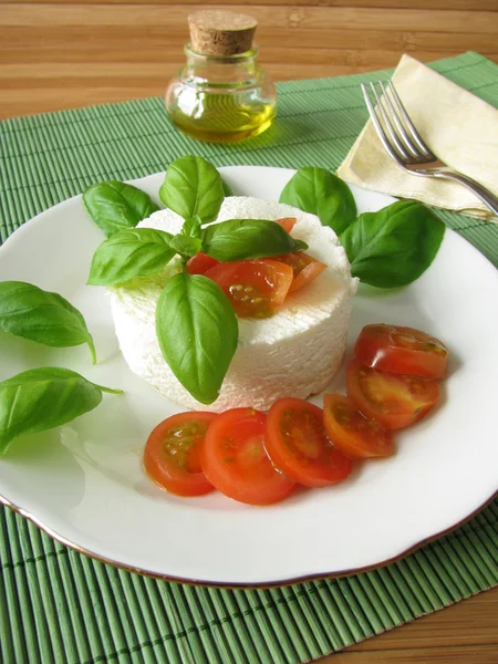 Getfärskost med tomater och basilika — Stockfoto