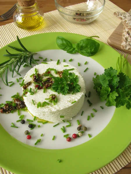 Goat cream cheese with herb marinade and colored pepper — Stock Photo, Image