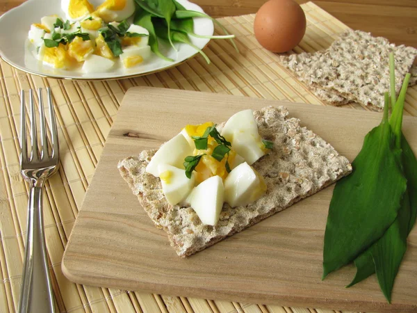 Egg salad with ramsons on crispbread — Stock Photo, Image