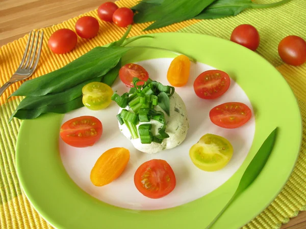 Ramsons cream cheese with tomatoes — Stock Photo, Image