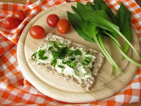 Crispbread with ramsons cream cheese