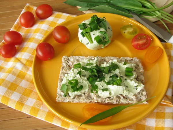 Pane croccante con crema di formaggio ramsons — Foto Stock