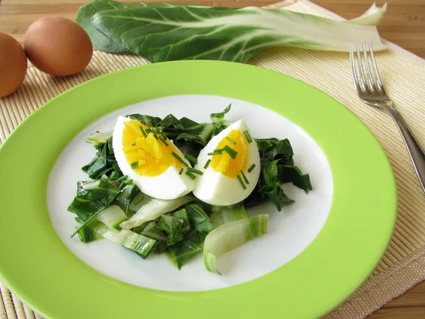 Huevos en acelgas — Foto de Stock