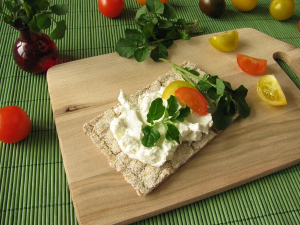 Cream cheese with watercress on crispbread — Stock Photo, Image