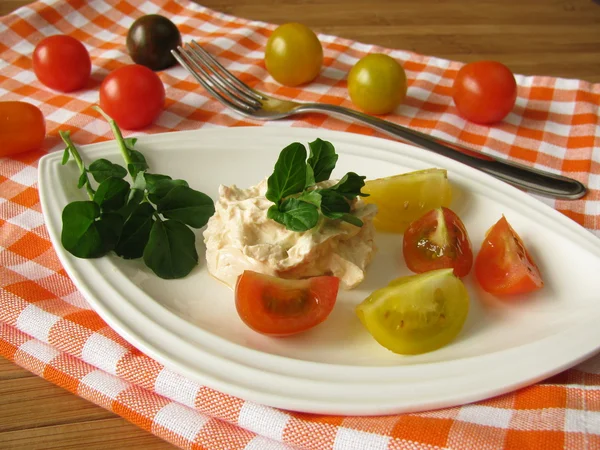 Cream cheese with tomatoes and watercress — Stock Photo, Image
