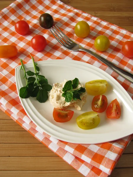 Cream cheese with tomatoes and watercress — Stock Photo, Image
