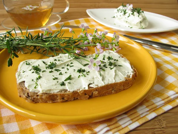 Herb curd with Cuckoo Flower on bread — Stock Photo, Image