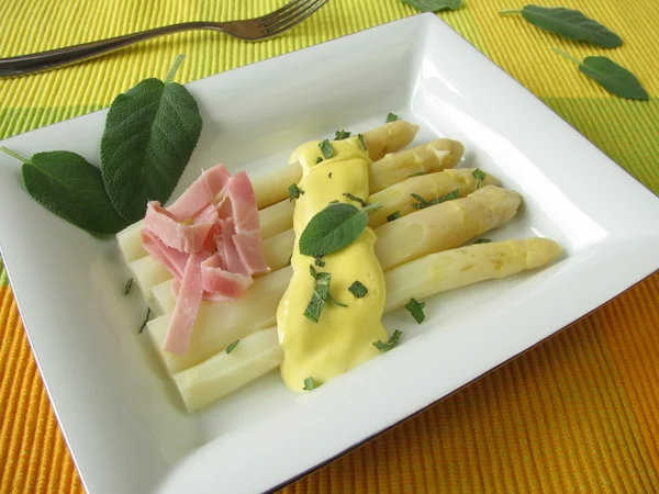 Asparagus with sage butter sauce — Stock Photo, Image
