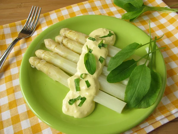 Asparagus with sorrel hollandaise sauce — Stock Photo, Image