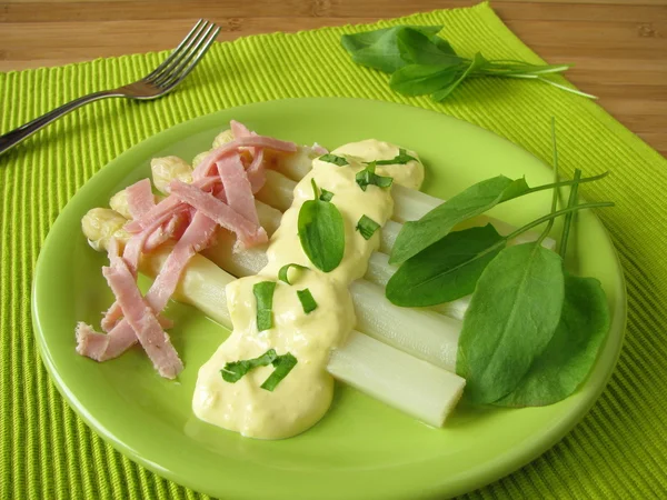 Asparagus with sorrel butter sauce and ham — Stock Photo, Image