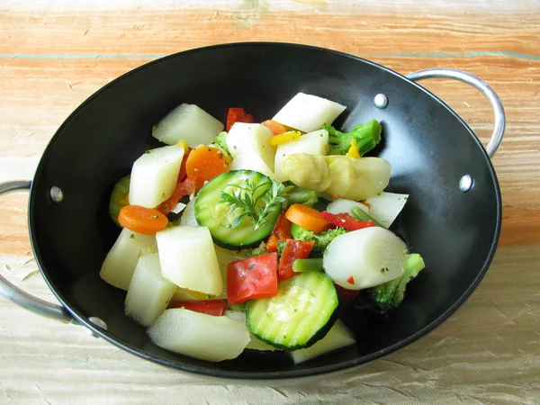 Sparris och andra grönsaker från wok — Stockfoto